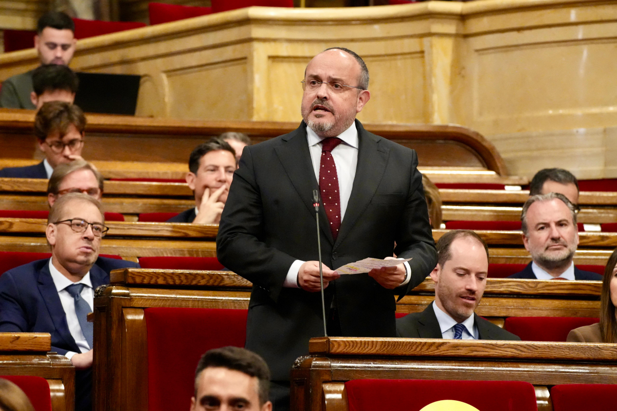 Alejandro Fernández a Illa: “Tiene a los profesores desautorizados, mal pagados y últimamente espiados”
